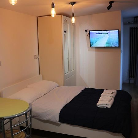 Self Contained, Double Bed Studio, Private Kitchen, Private Bath, Walking Distance To Harry Potter วัตฟอร์ด ภายนอก รูปภาพ