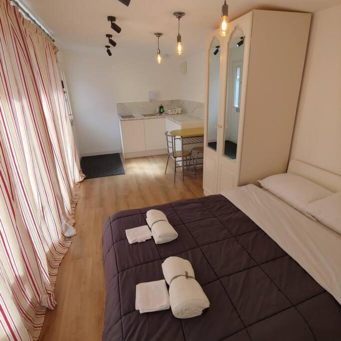 Self Contained, Double Bed Studio, Private Kitchen, Private Bath, Walking Distance To Harry Potter วัตฟอร์ด ภายนอก รูปภาพ