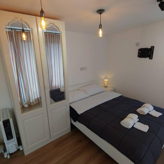 Self Contained, Double Bed Studio, Private Kitchen, Private Bath, Walking Distance To Harry Potter วัตฟอร์ด ภายนอก รูปภาพ