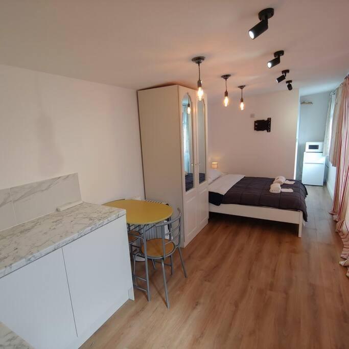 Self Contained, Double Bed Studio, Private Kitchen, Private Bath, Walking Distance To Harry Potter วัตฟอร์ด ภายนอก รูปภาพ