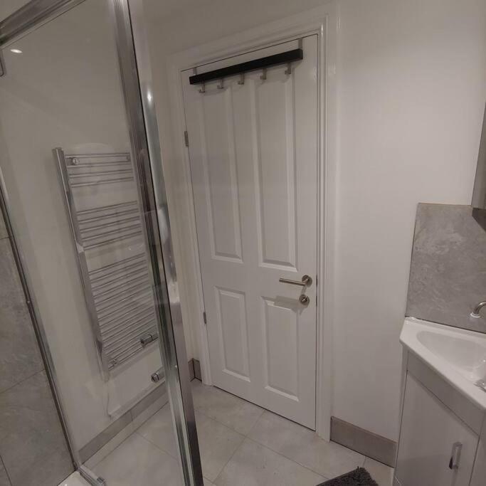 Self Contained, Double Bed Studio, Private Kitchen, Private Bath, Walking Distance To Harry Potter วัตฟอร์ด ภายนอก รูปภาพ