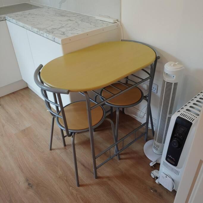 Self Contained, Double Bed Studio, Private Kitchen, Private Bath, Walking Distance To Harry Potter วัตฟอร์ด ภายนอก รูปภาพ