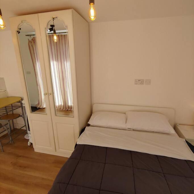 Self Contained, Double Bed Studio, Private Kitchen, Private Bath, Walking Distance To Harry Potter วัตฟอร์ด ภายนอก รูปภาพ