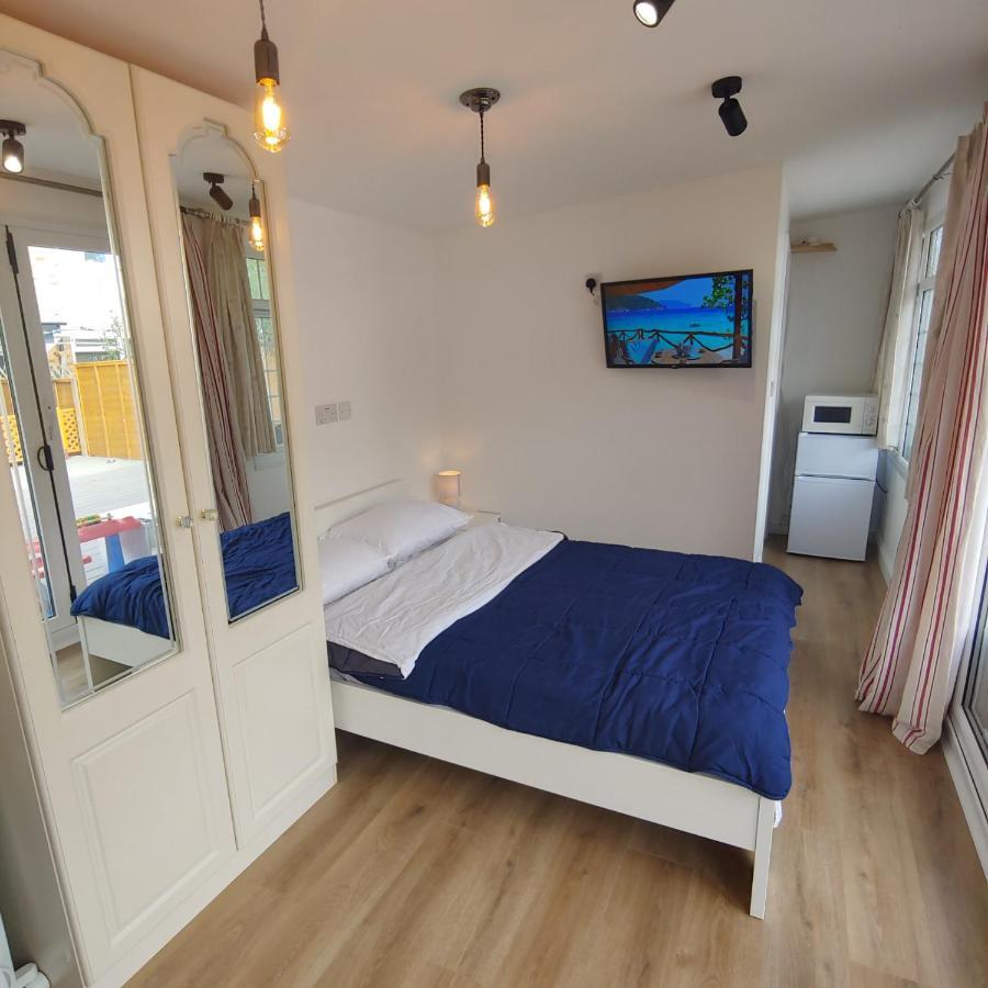 Self Contained, Double Bed Studio, Private Kitchen, Private Bath, Walking Distance To Harry Potter วัตฟอร์ด ภายนอก รูปภาพ