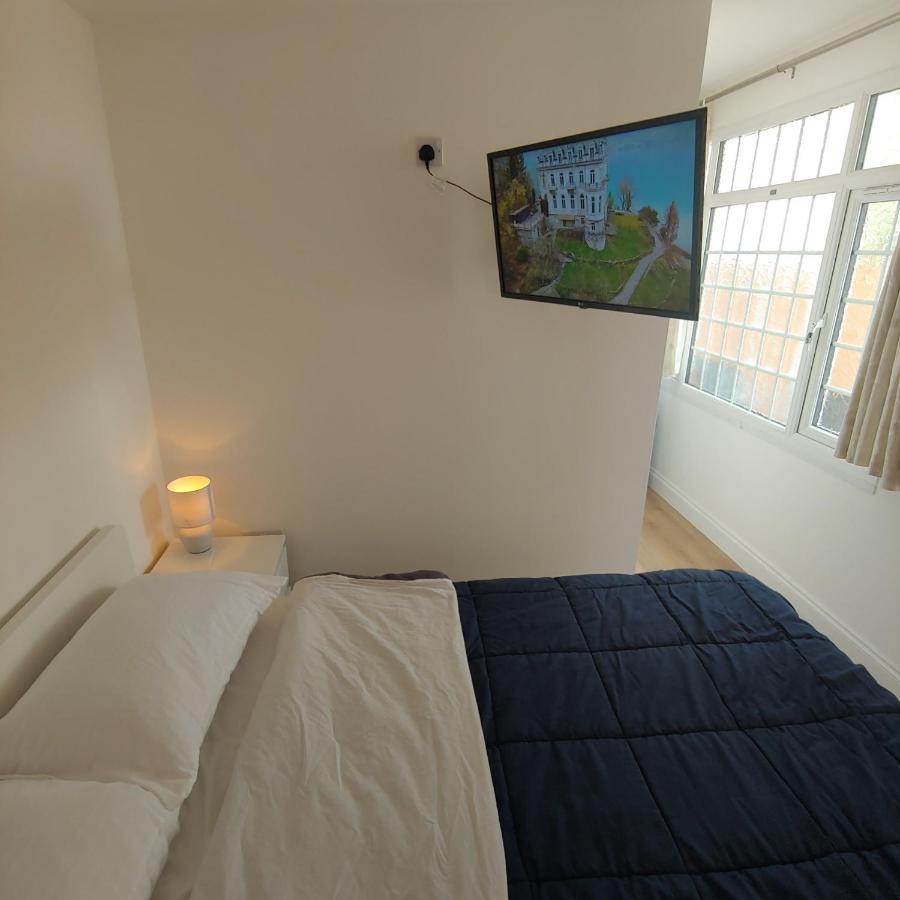 Self Contained, Double Bed Studio, Private Kitchen, Private Bath, Walking Distance To Harry Potter วัตฟอร์ด ภายนอก รูปภาพ