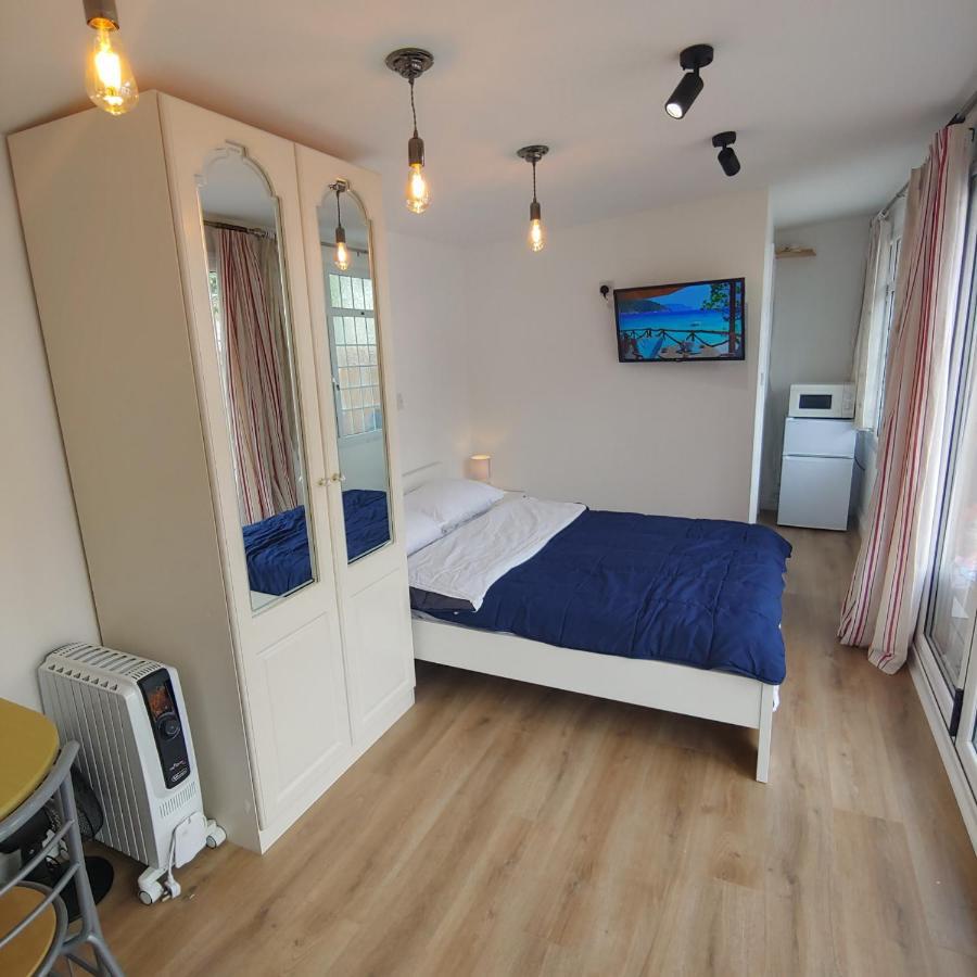 Self Contained, Double Bed Studio, Private Kitchen, Private Bath, Walking Distance To Harry Potter วัตฟอร์ด ภายนอก รูปภาพ