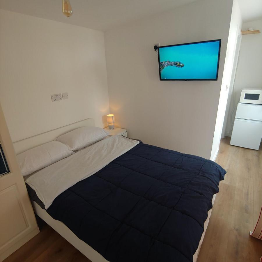 Self Contained, Double Bed Studio, Private Kitchen, Private Bath, Walking Distance To Harry Potter วัตฟอร์ด ภายนอก รูปภาพ