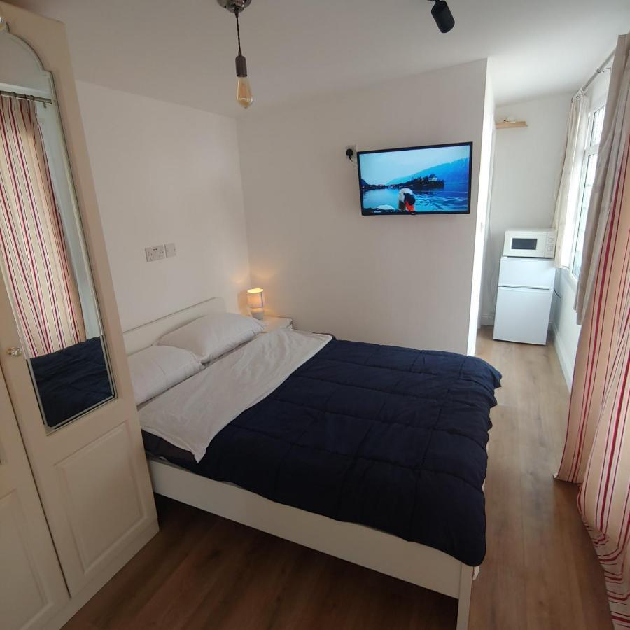 Self Contained, Double Bed Studio, Private Kitchen, Private Bath, Walking Distance To Harry Potter วัตฟอร์ด ภายนอก รูปภาพ