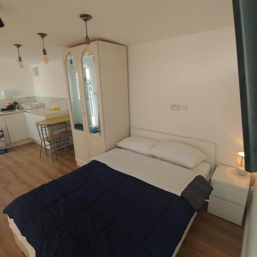 Self Contained, Double Bed Studio, Private Kitchen, Private Bath, Walking Distance To Harry Potter วัตฟอร์ด ภายนอก รูปภาพ
