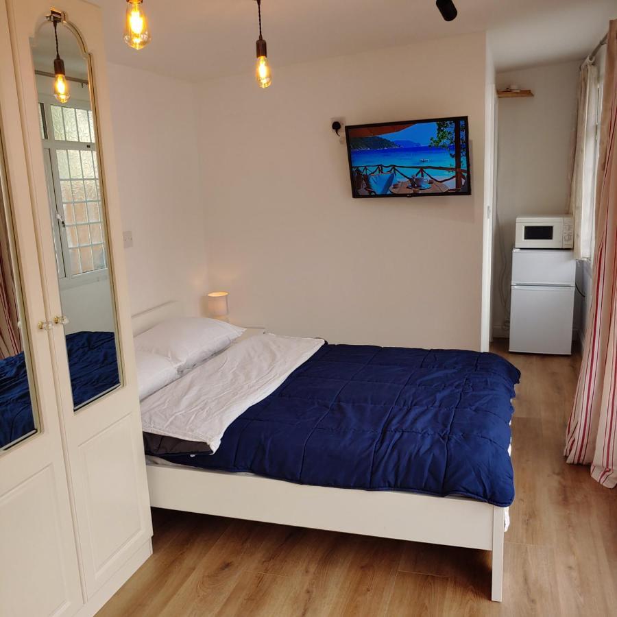 Self Contained, Double Bed Studio, Private Kitchen, Private Bath, Walking Distance To Harry Potter วัตฟอร์ด ภายนอก รูปภาพ