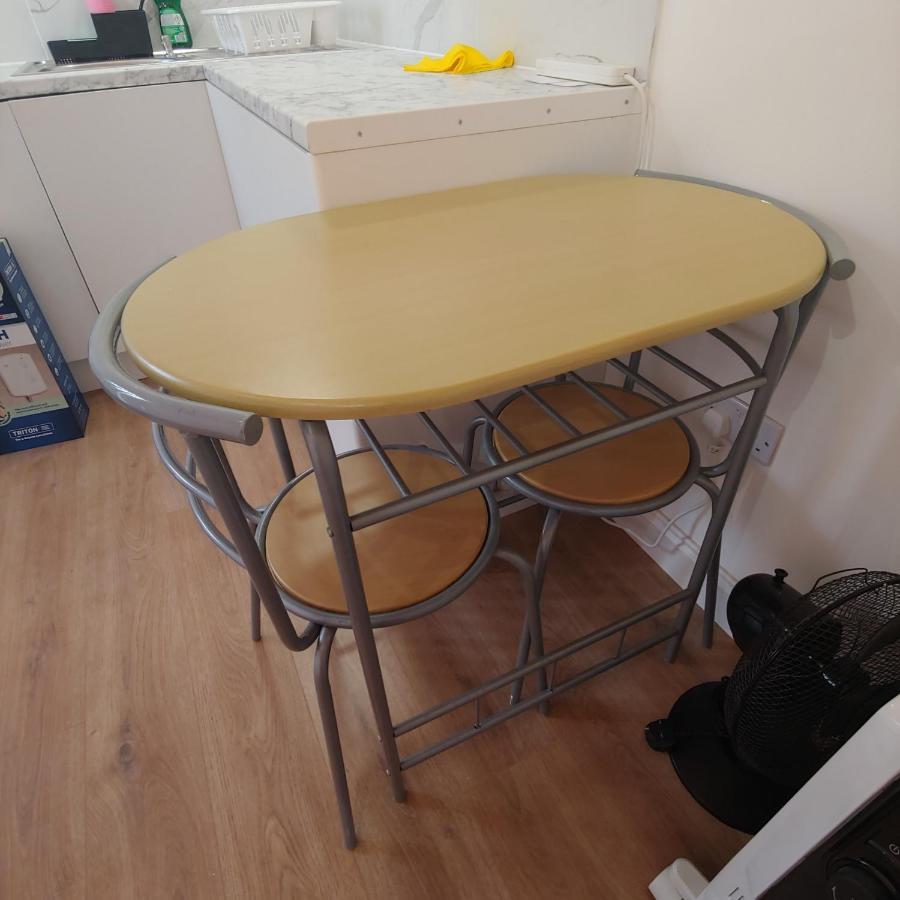Self Contained, Double Bed Studio, Private Kitchen, Private Bath, Walking Distance To Harry Potter วัตฟอร์ด ภายนอก รูปภาพ