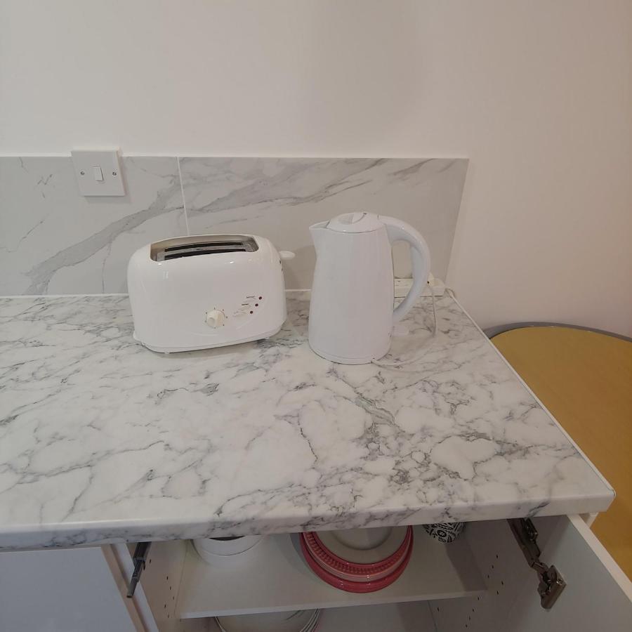 Self Contained, Double Bed Studio, Private Kitchen, Private Bath, Walking Distance To Harry Potter วัตฟอร์ด ภายนอก รูปภาพ