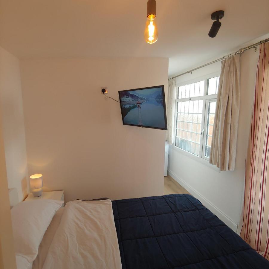Self Contained, Double Bed Studio, Private Kitchen, Private Bath, Walking Distance To Harry Potter วัตฟอร์ด ภายนอก รูปภาพ