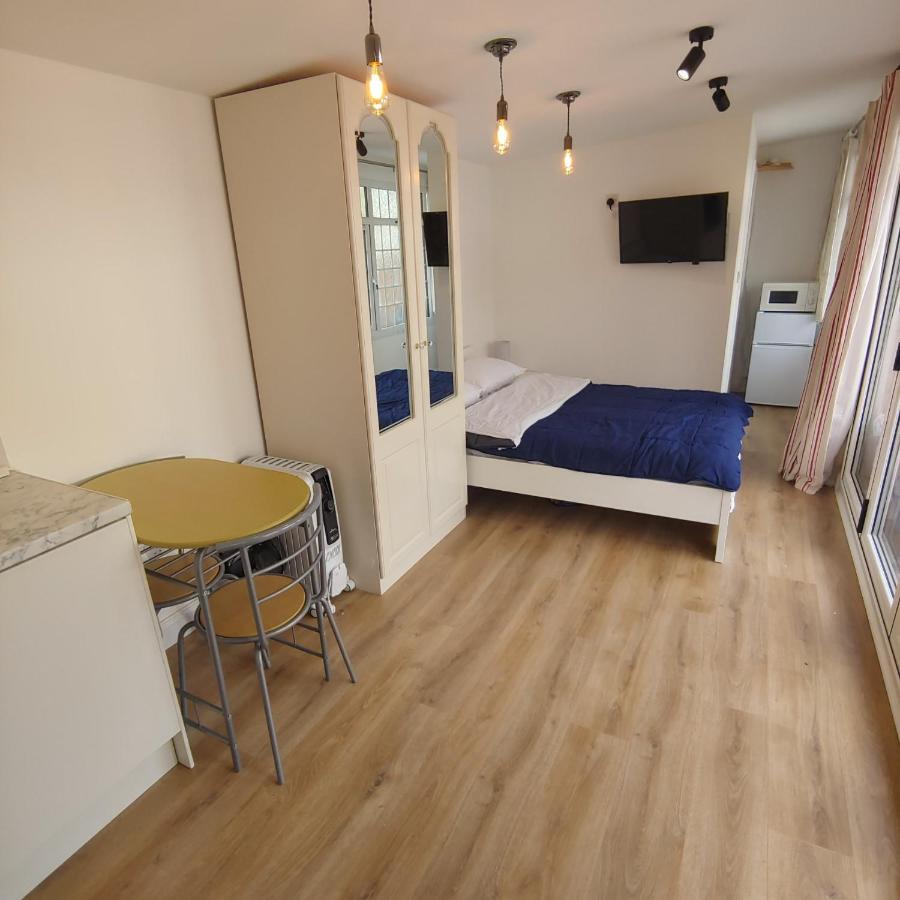 Self Contained, Double Bed Studio, Private Kitchen, Private Bath, Walking Distance To Harry Potter วัตฟอร์ด ภายนอก รูปภาพ