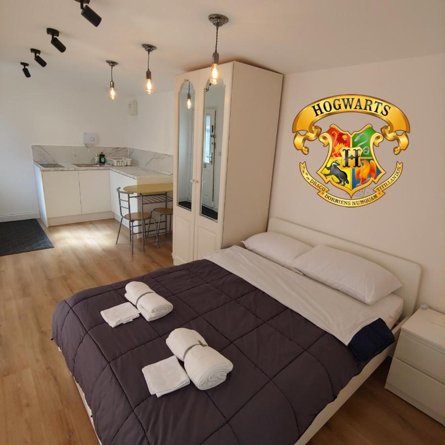 Self Contained, Double Bed Studio, Private Kitchen, Private Bath, Walking Distance To Harry Potter วัตฟอร์ด ภายนอก รูปภาพ