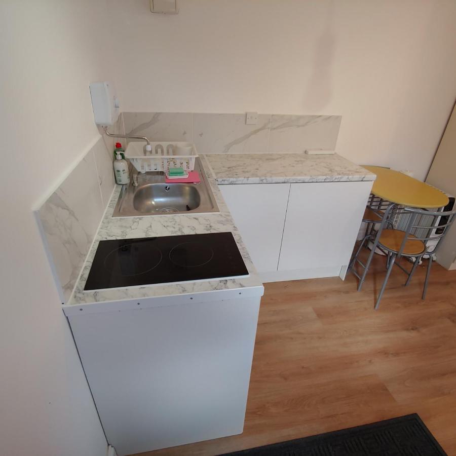 Self Contained, Double Bed Studio, Private Kitchen, Private Bath, Walking Distance To Harry Potter วัตฟอร์ด ภายนอก รูปภาพ