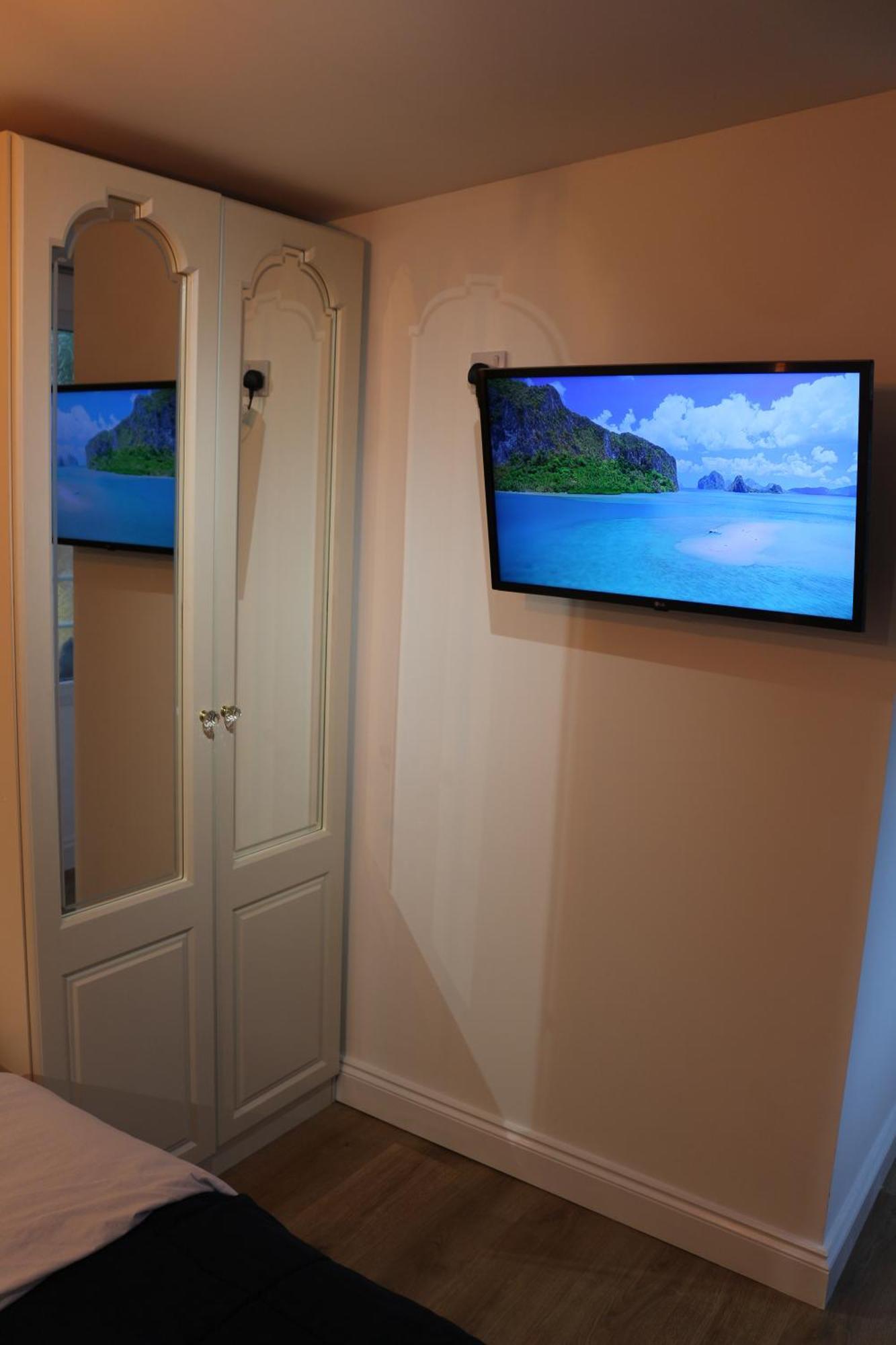 Self Contained, Double Bed Studio, Private Kitchen, Private Bath, Walking Distance To Harry Potter วัตฟอร์ด ภายนอก รูปภาพ