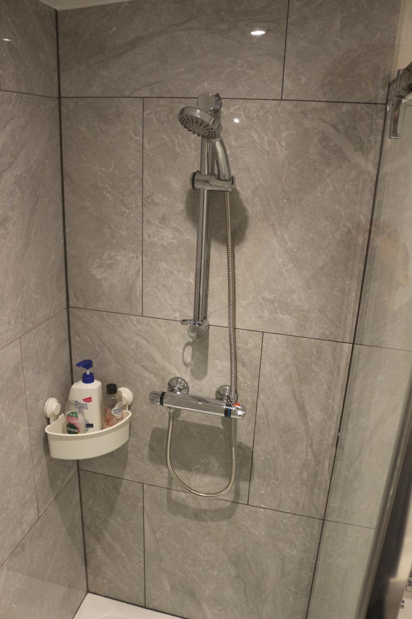 Self Contained, Double Bed Studio, Private Kitchen, Private Bath, Walking Distance To Harry Potter วัตฟอร์ด ภายนอก รูปภาพ