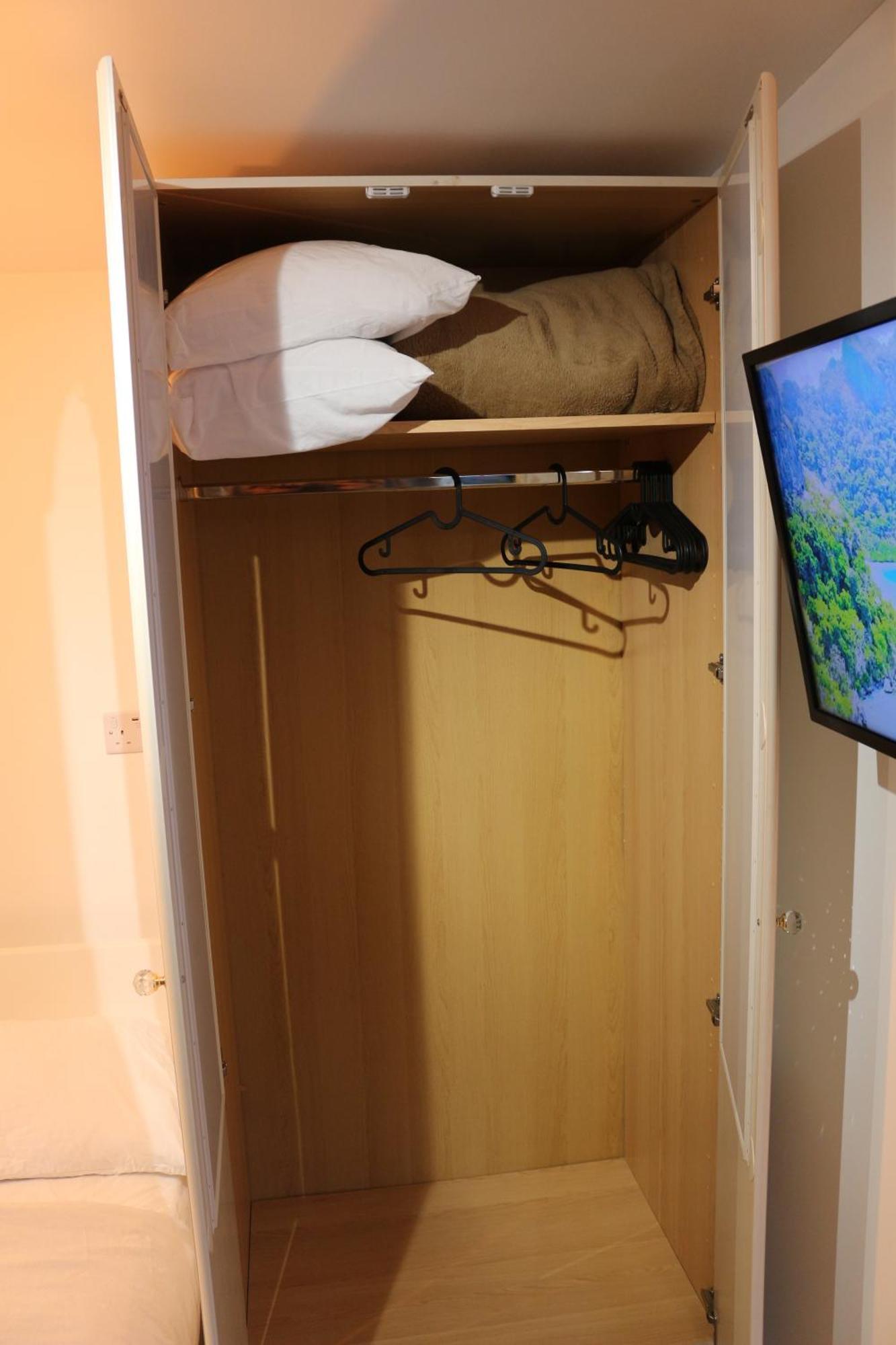 Self Contained, Double Bed Studio, Private Kitchen, Private Bath, Walking Distance To Harry Potter วัตฟอร์ด ภายนอก รูปภาพ