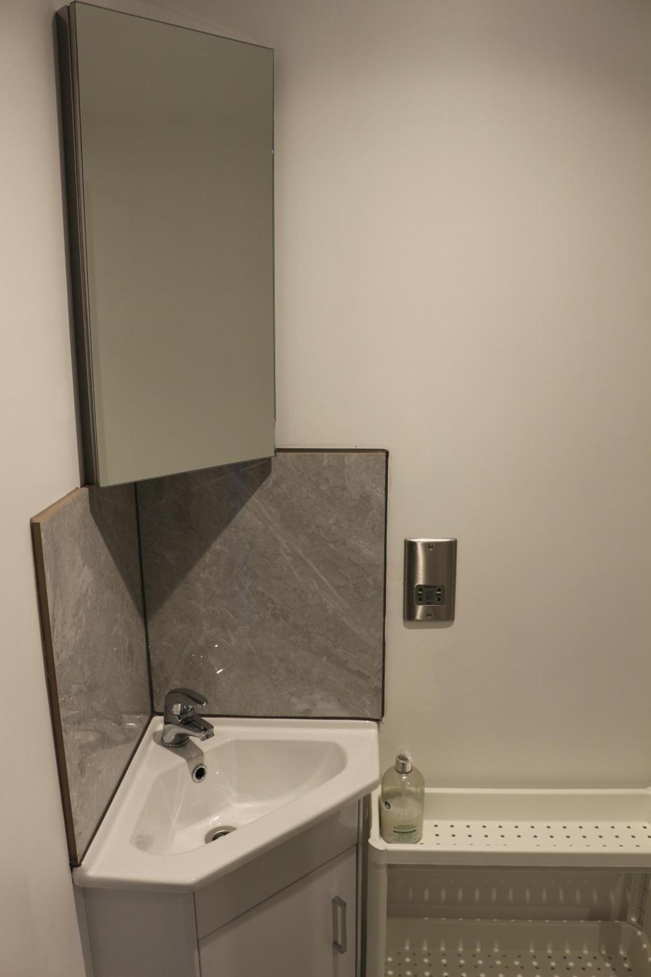 Self Contained, Double Bed Studio, Private Kitchen, Private Bath, Walking Distance To Harry Potter วัตฟอร์ด ภายนอก รูปภาพ