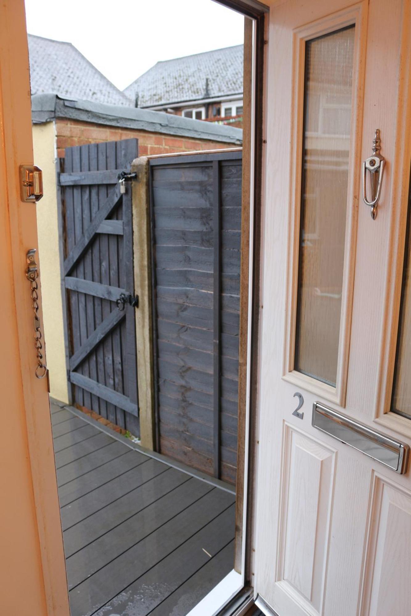 Self Contained, Double Bed Studio, Private Kitchen, Private Bath, Walking Distance To Harry Potter วัตฟอร์ด ภายนอก รูปภาพ
