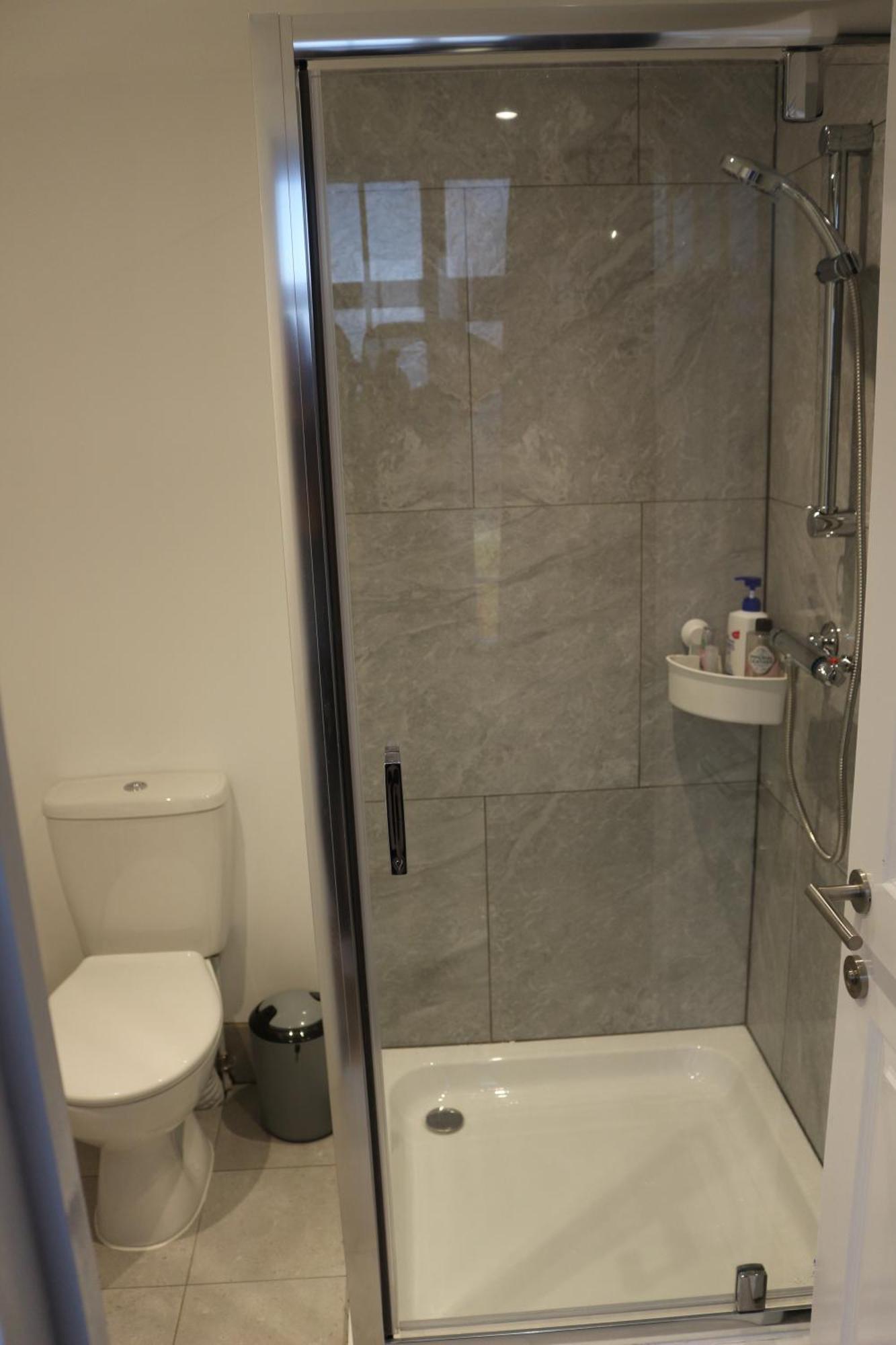 Self Contained, Double Bed Studio, Private Kitchen, Private Bath, Walking Distance To Harry Potter วัตฟอร์ด ภายนอก รูปภาพ
