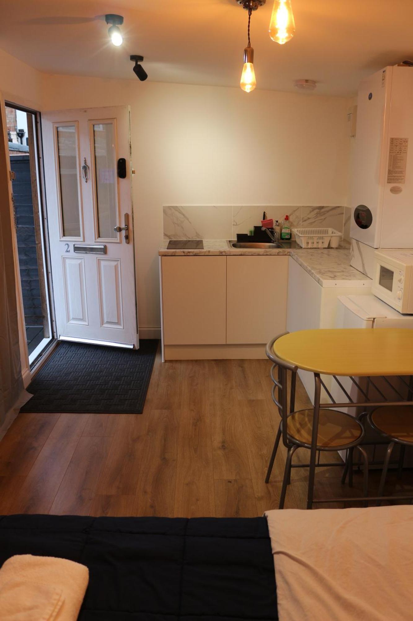 Self Contained, Double Bed Studio, Private Kitchen, Private Bath, Walking Distance To Harry Potter วัตฟอร์ด ภายนอก รูปภาพ