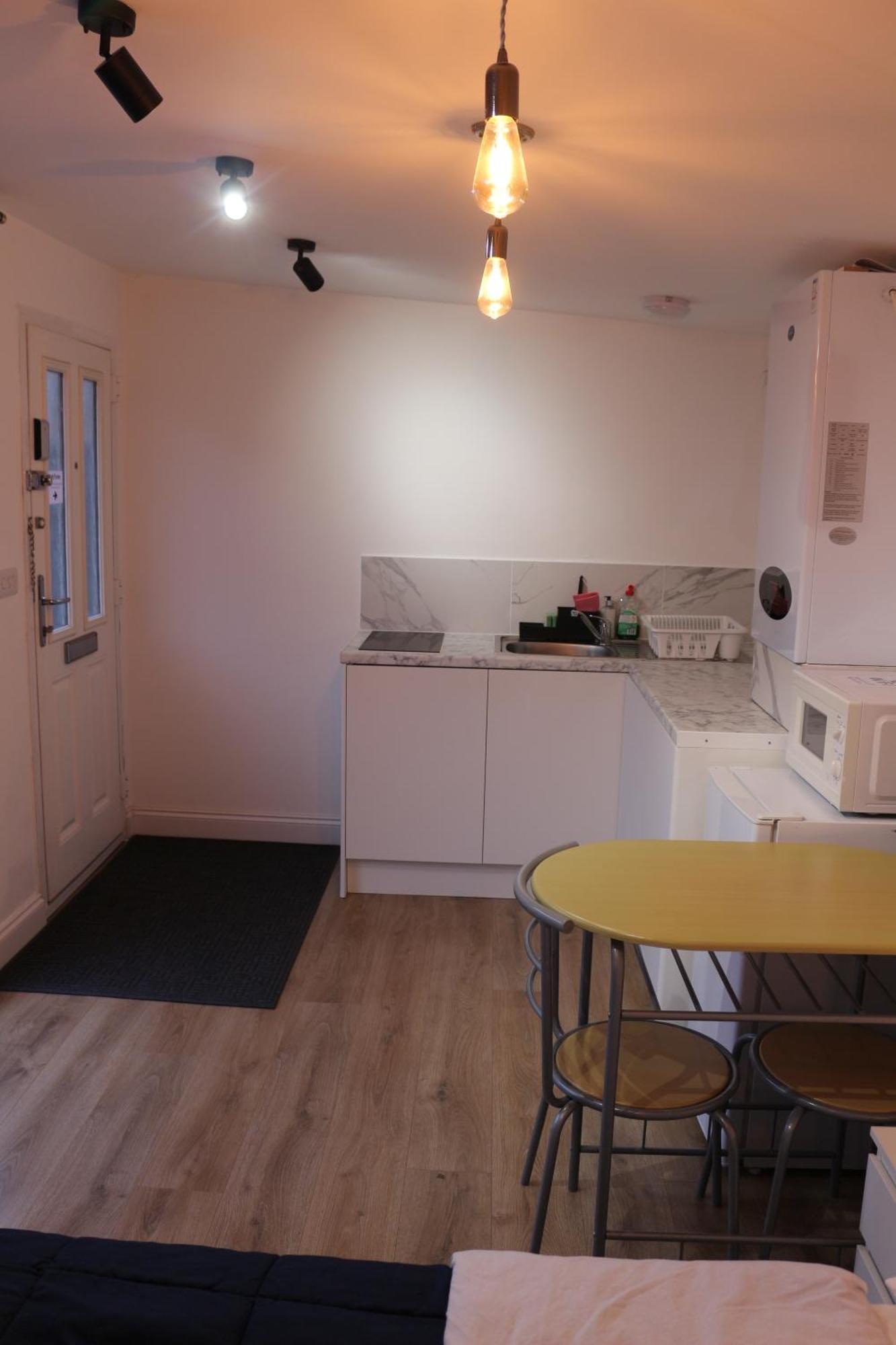 Self Contained, Double Bed Studio, Private Kitchen, Private Bath, Walking Distance To Harry Potter วัตฟอร์ด ภายนอก รูปภาพ