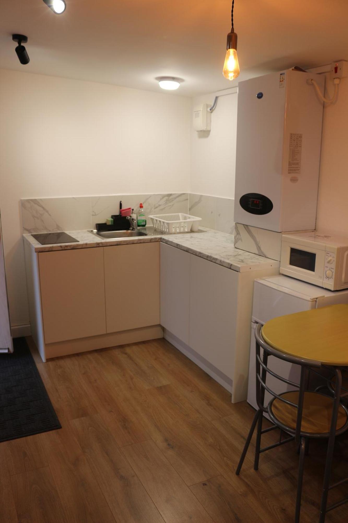 Self Contained, Double Bed Studio, Private Kitchen, Private Bath, Walking Distance To Harry Potter วัตฟอร์ด ภายนอก รูปภาพ