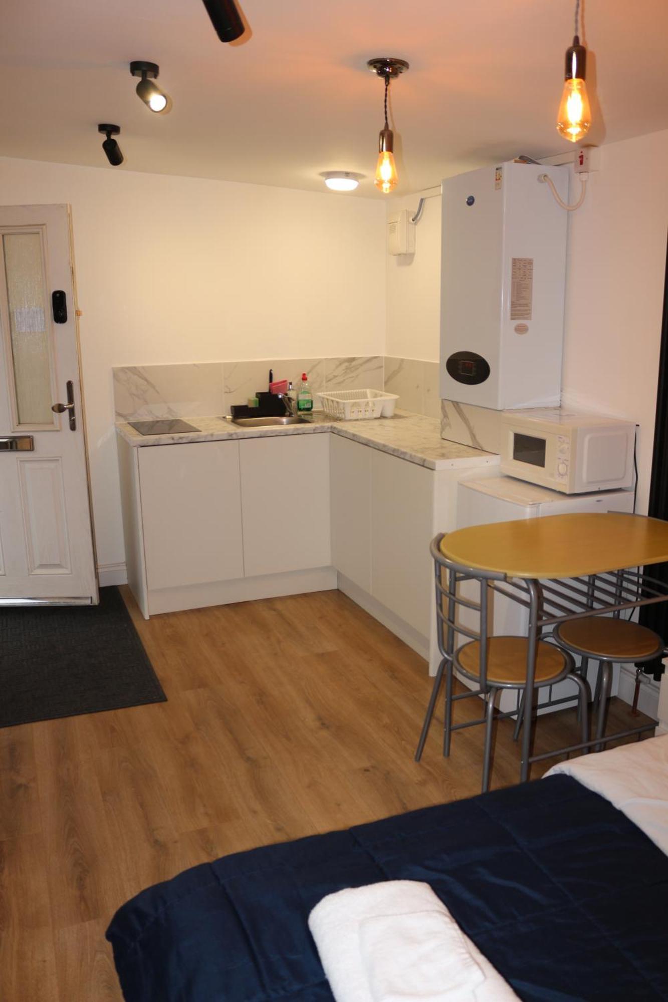 Self Contained, Double Bed Studio, Private Kitchen, Private Bath, Walking Distance To Harry Potter วัตฟอร์ด ภายนอก รูปภาพ
