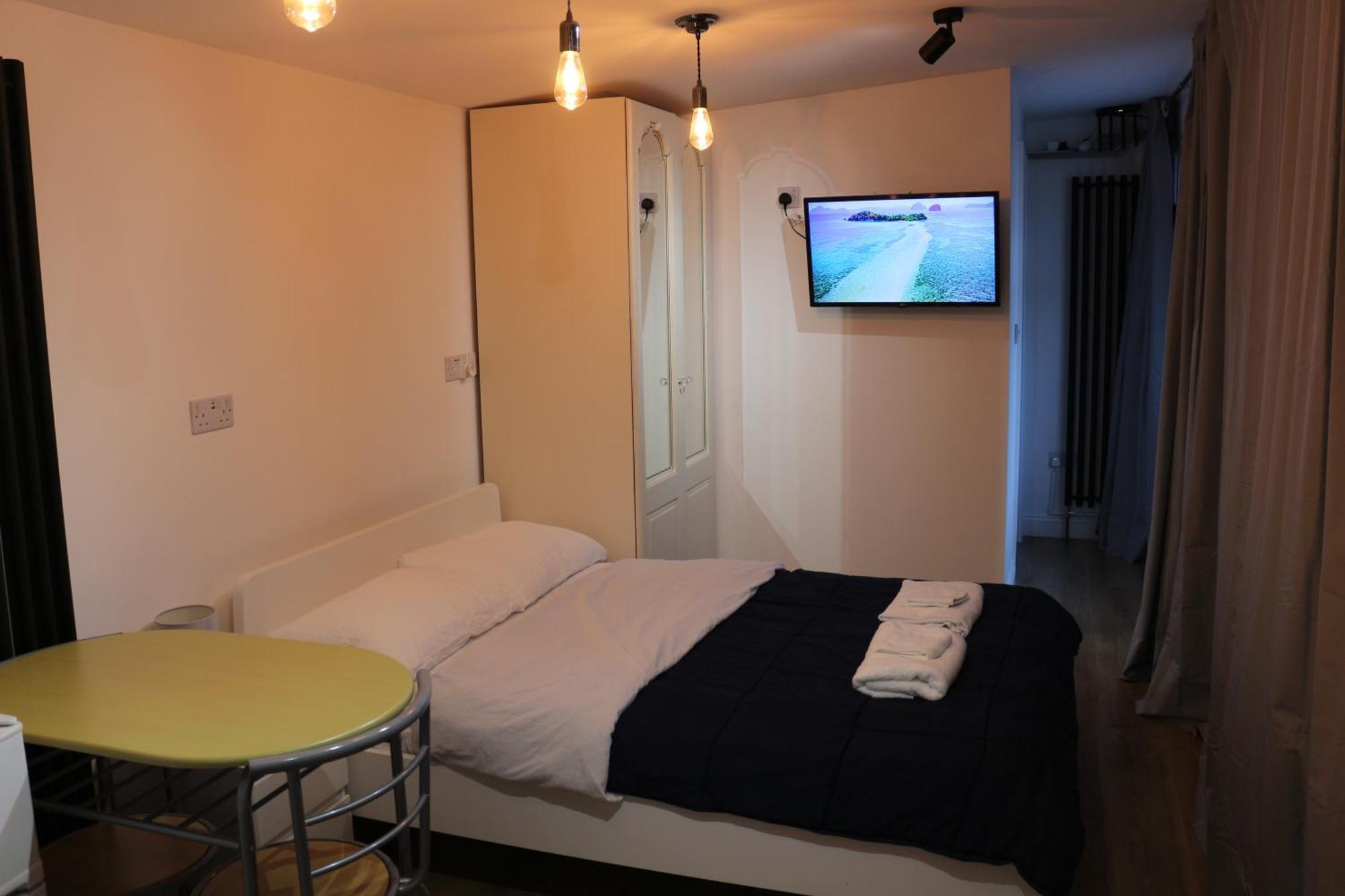 Self Contained, Double Bed Studio, Private Kitchen, Private Bath, Walking Distance To Harry Potter วัตฟอร์ด ภายนอก รูปภาพ