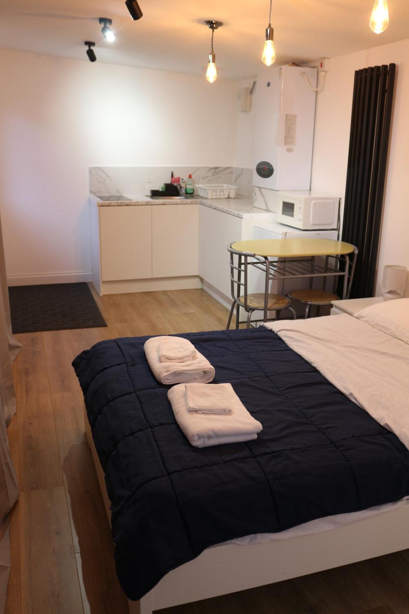 Self Contained, Double Bed Studio, Private Kitchen, Private Bath, Walking Distance To Harry Potter วัตฟอร์ด ภายนอก รูปภาพ