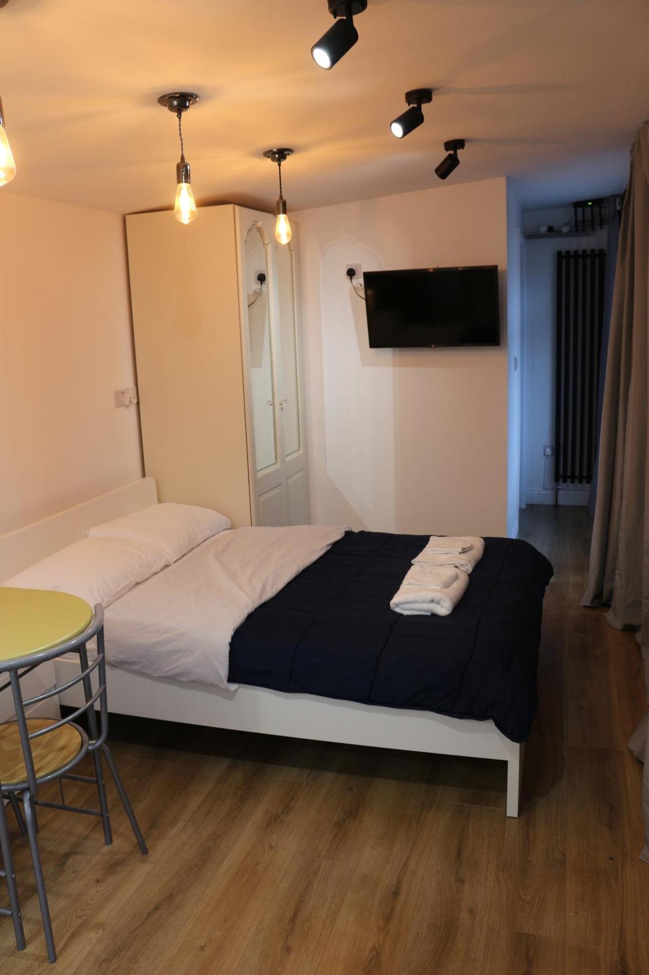 Self Contained, Double Bed Studio, Private Kitchen, Private Bath, Walking Distance To Harry Potter วัตฟอร์ด ภายนอก รูปภาพ
